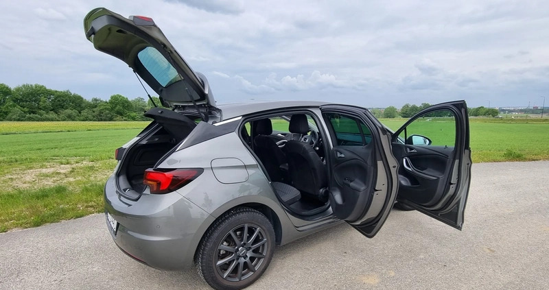 Opel Astra cena 60000 przebieg: 32600, rok produkcji 2018 z Gliwice małe 92